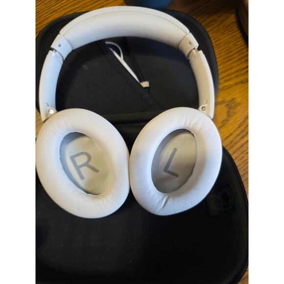 Bose Quiet Comfort 45 Headphones - Picture 4 of 5